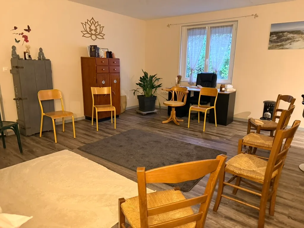 La salle du cabinet de Delphine Crayssac à Villeneuve-sur-Lot, avec ses chaises et ses tapis.